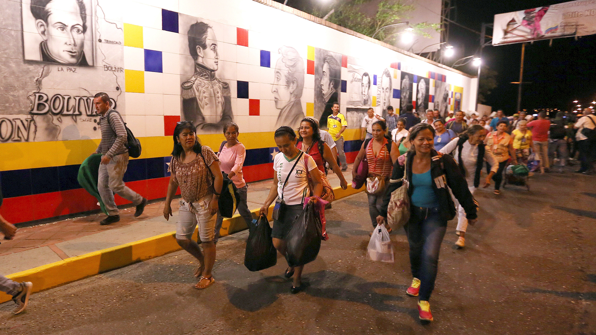 Miles de venezolanos cruzan la frontera con Colombia día a día (EFE)