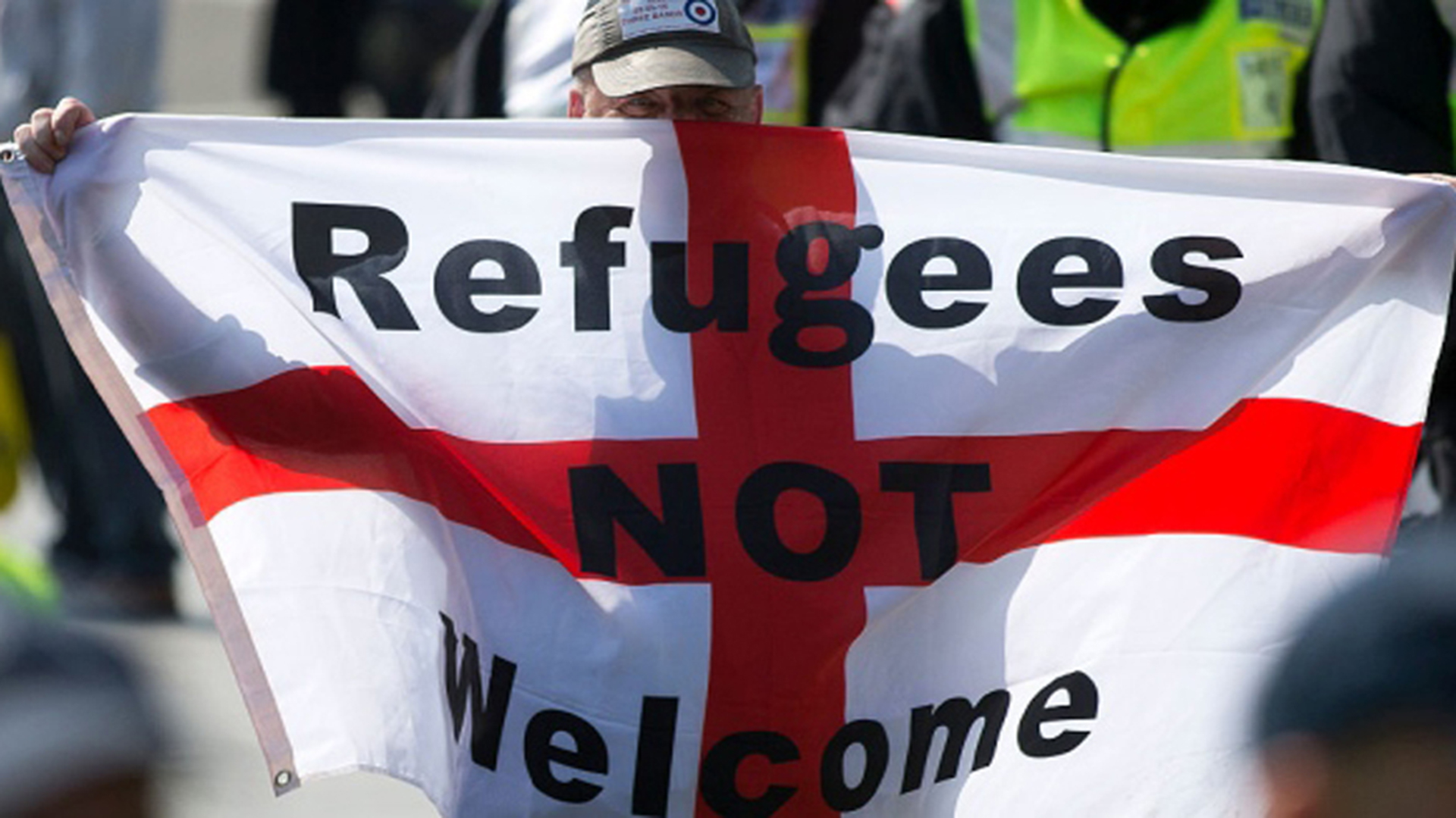 “Los refugiados no son bienvenidos”: un cartel discriminatorio en el Reino Unido