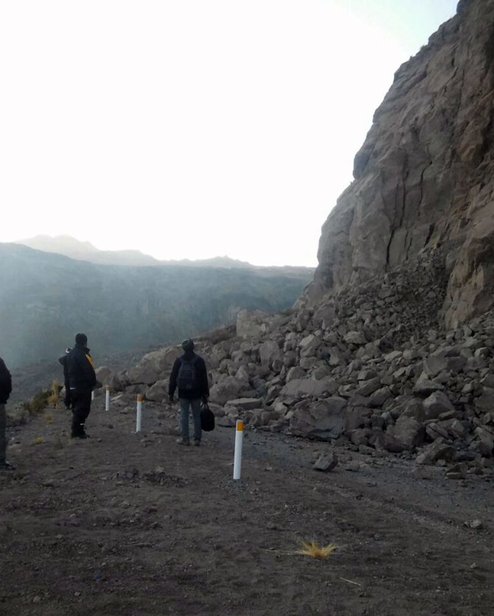 Esta foto difundida por el Instituto Nacional de Defensa Civil muestra una vía interrumpida por derrumbes tras el terremoto