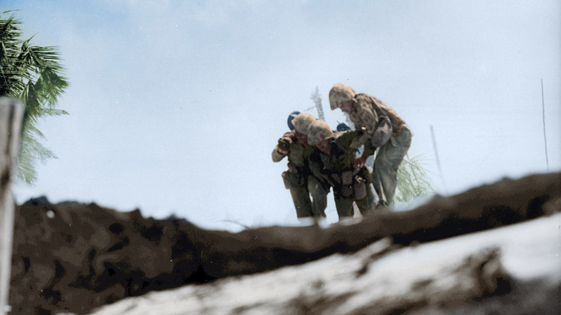Un marine es asistido en Tarawa, noviembre de 1943