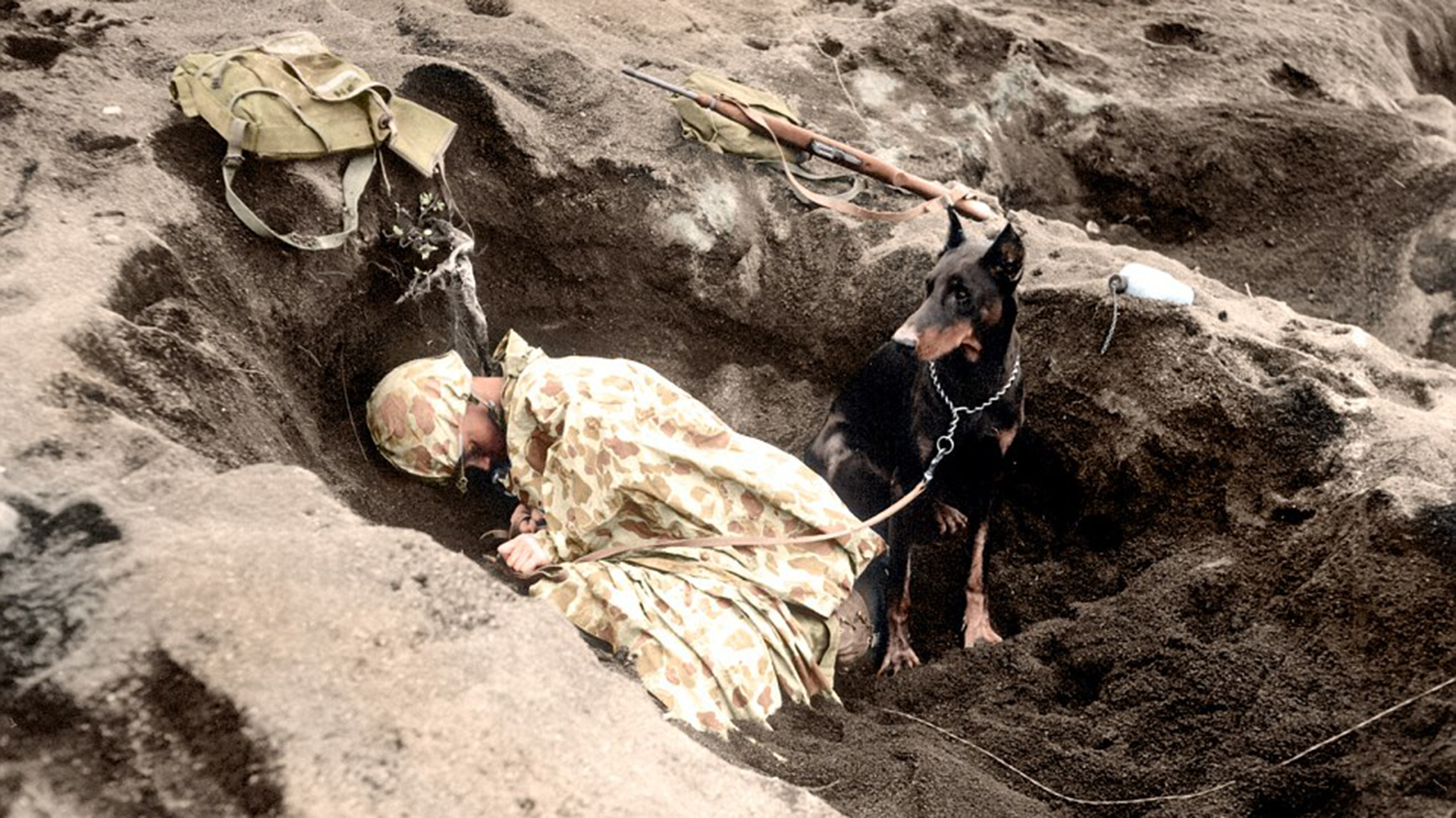 El soldado de primera clase Rez P. Hester duerme mientras su perro Butch hace guardia en Iwo Jima