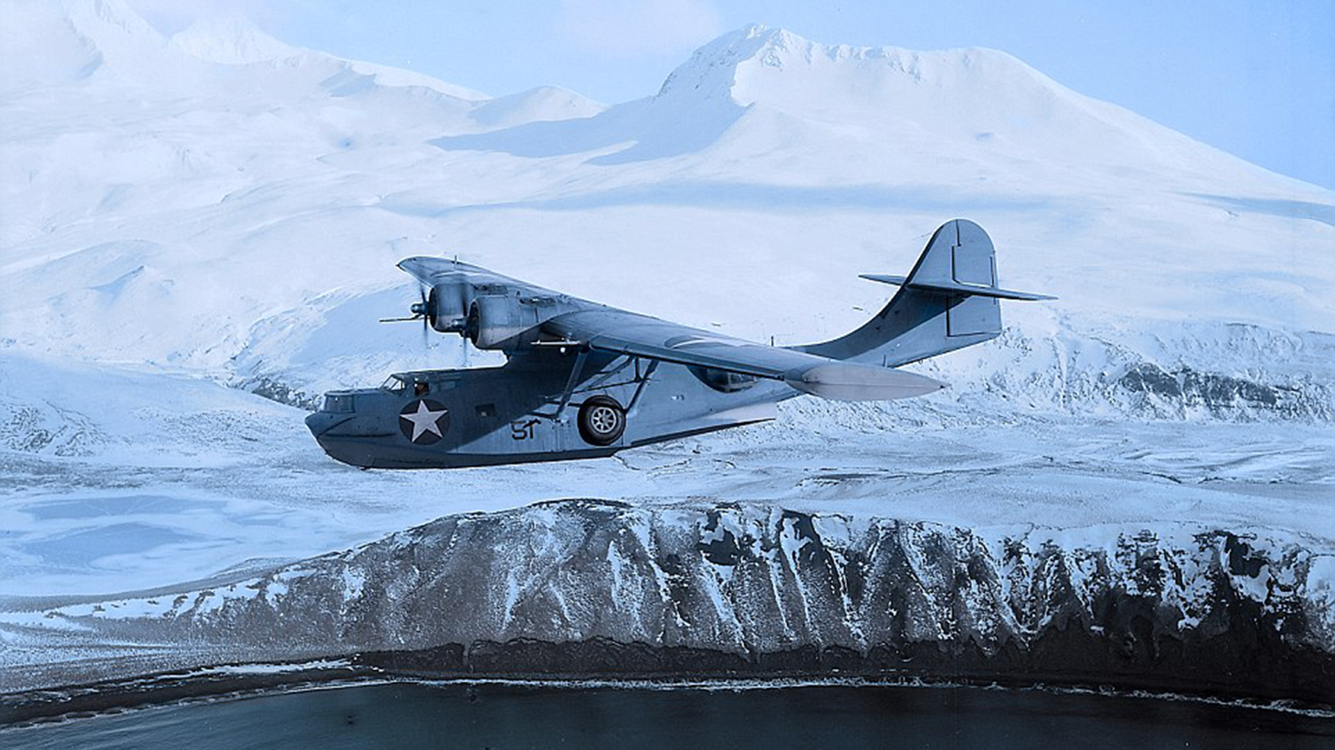 Este PBY-5 Catalina vuela en una locación desconocida en Japón