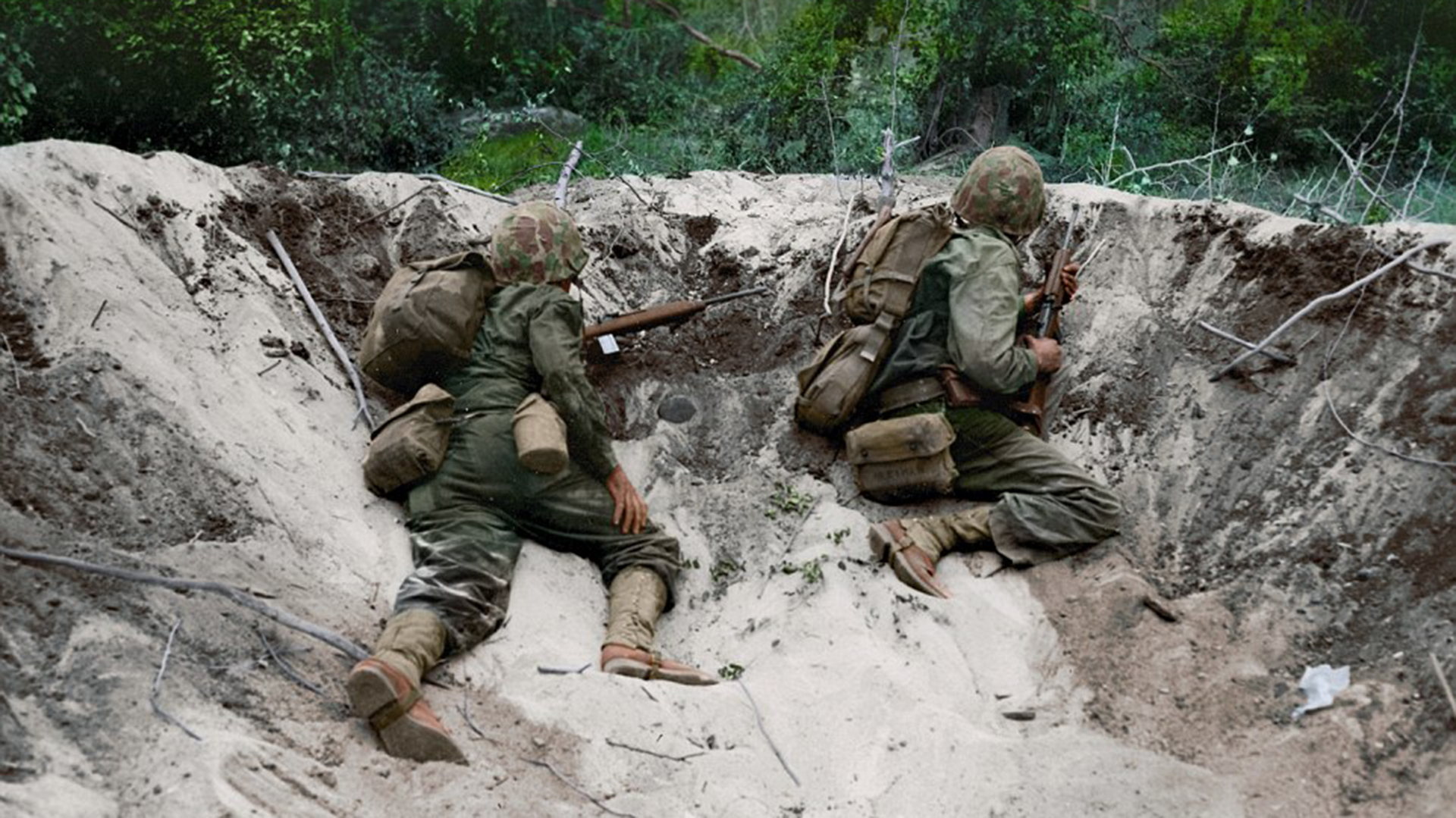 En la trinchera. Dos marines esperan el momento para sorprender a sus enemigos japoneses