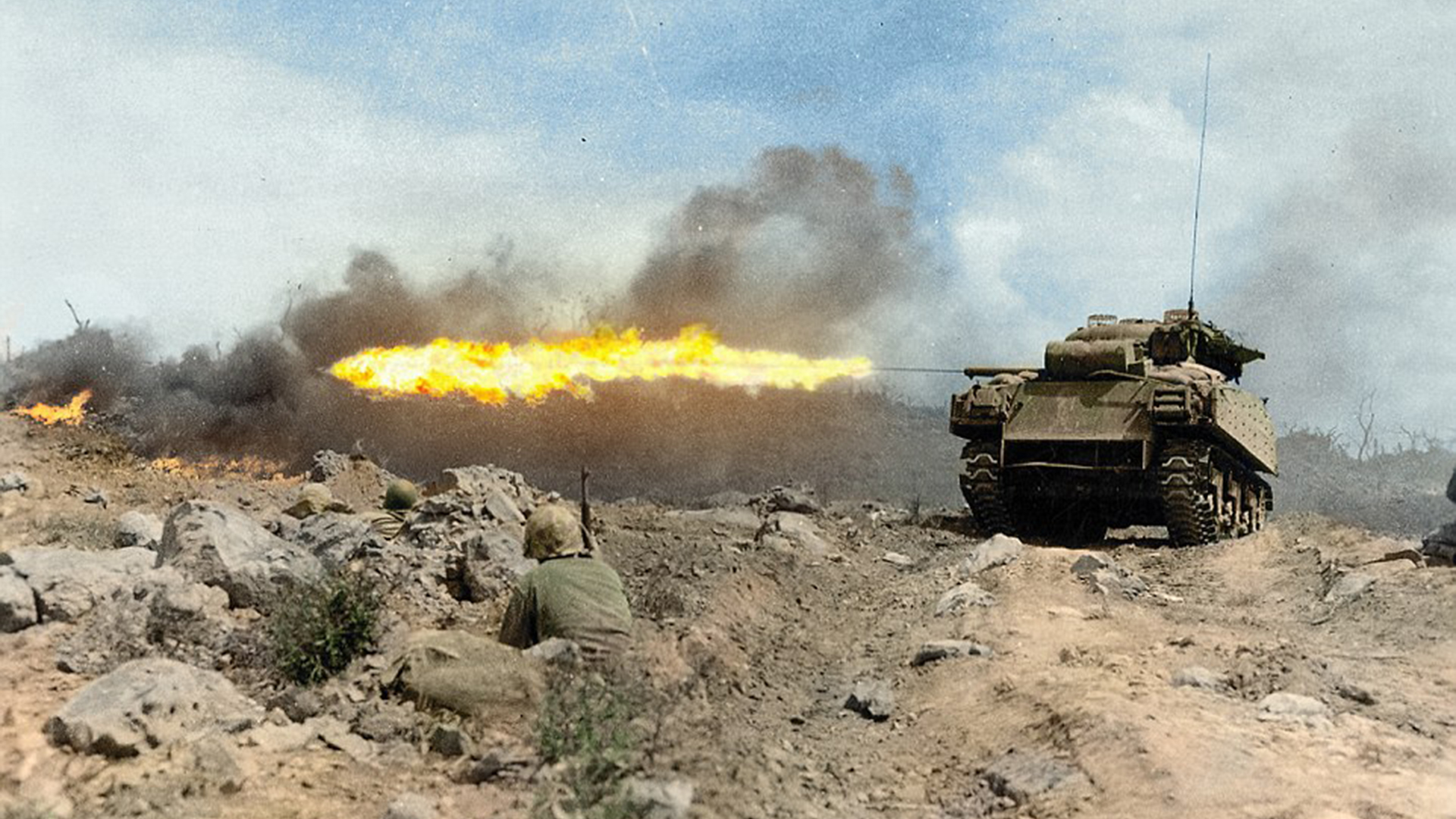 El tanque Sherman -apodado Zippo- lanza llamas en marzo de 1945. La de Iwo Jima fue una de las más brutales batallas del Pacífico durante la Segunda Guerra Mundial