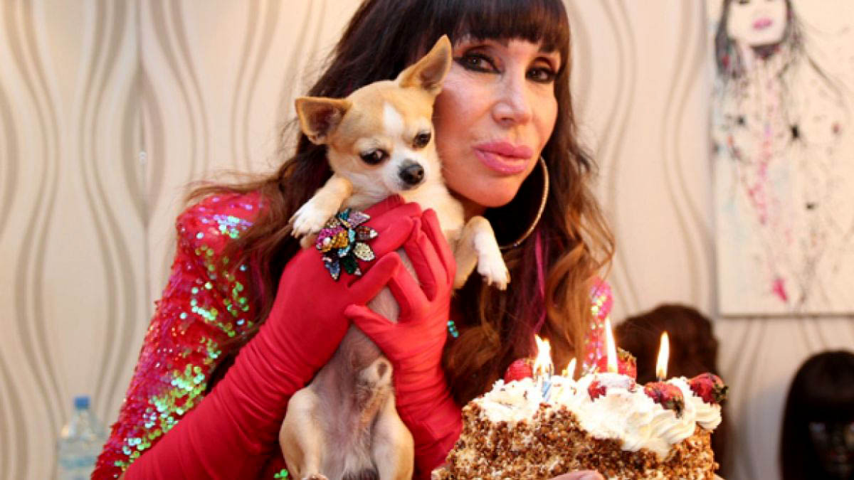 Moria con su mascota, Cristóbal