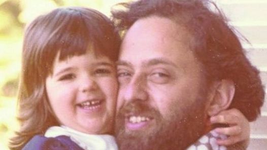 Osvaldo Sivak, con una de sus hijas. Fue secuestrado en el año 1985. Su cadáver apareció 28 meses después. La familia había pagado un rescate.