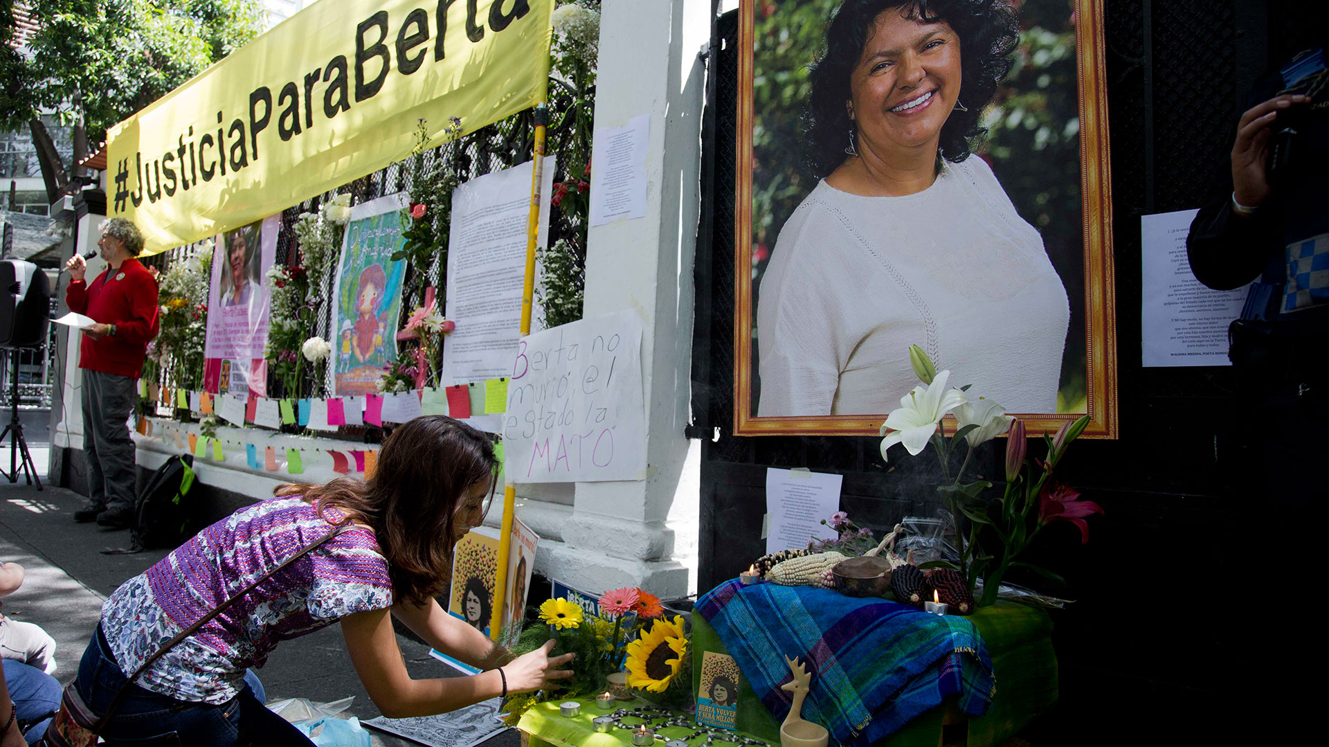 Homenaje a Berta Cáceres, la activista hondureña asesinada en marzo de este año (AP)