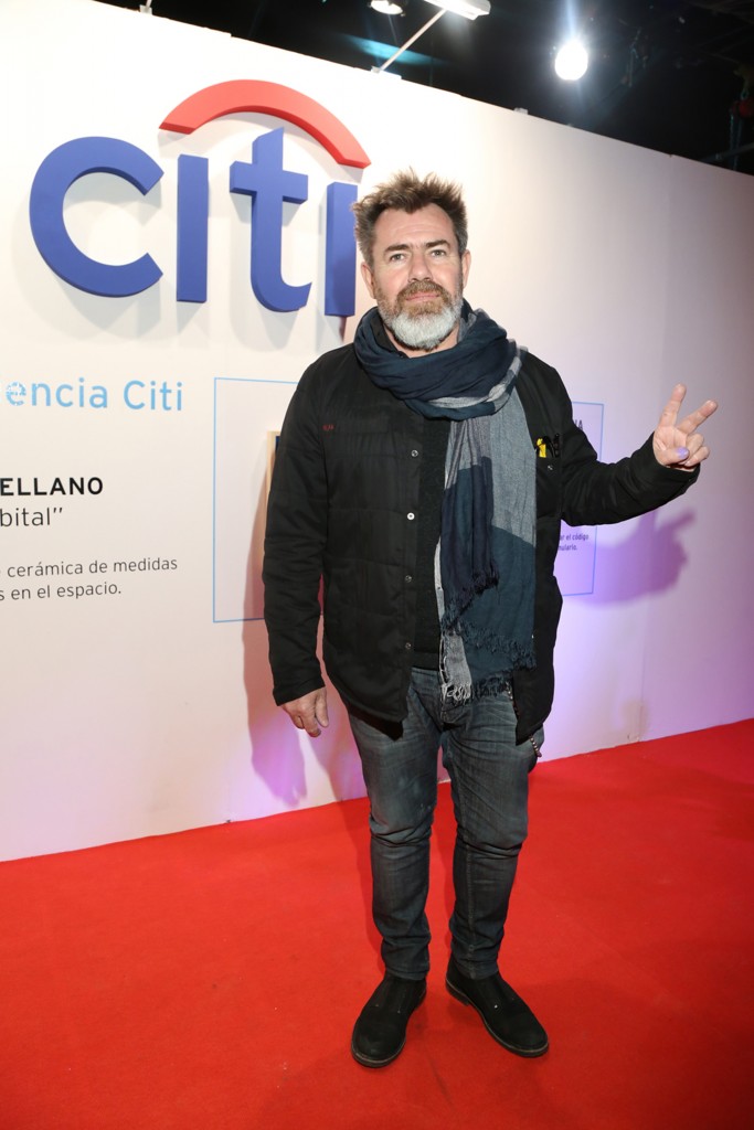 El artista Milo Lockett recorriendo el espacio Citi de la feria