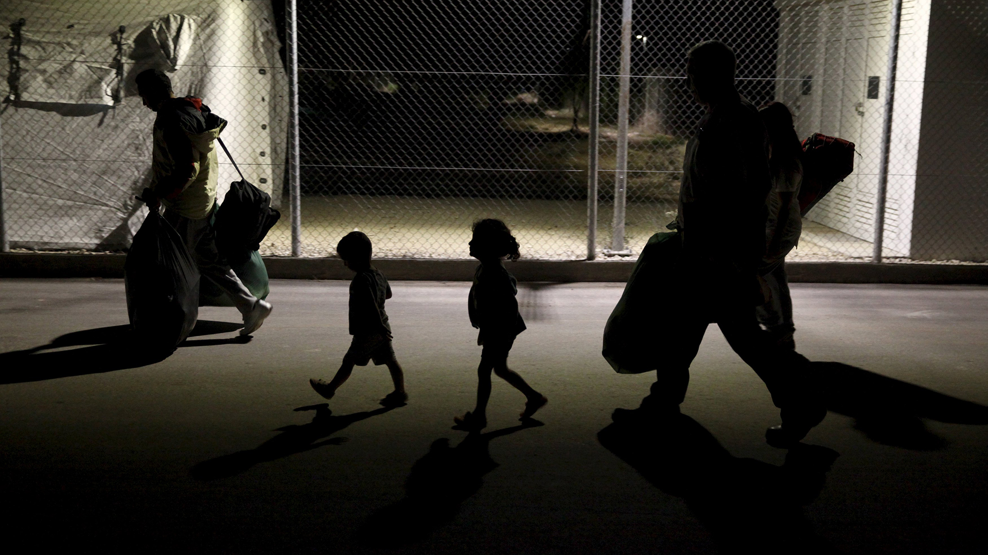 Migrantes ingresan en un centyro de procesamiento en Kokkinotrimithia, Chipre (REUTERS/Yiannis Kourtoglou)
