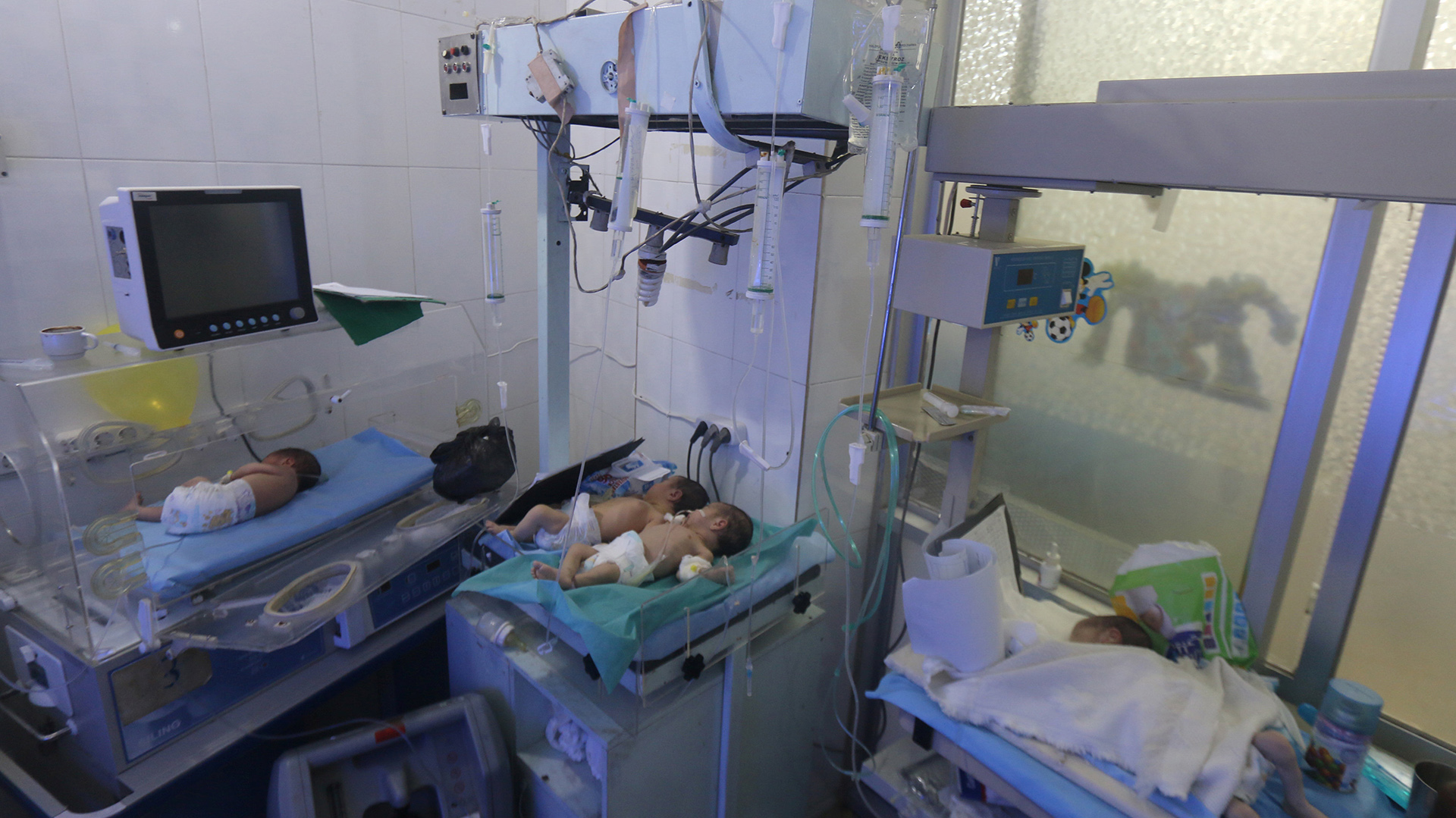 Bebés en un hospital que fue dañado por los ataques aéreros en la ciudad de Alepo, Siria. REUTERS/Abdalrhman Ismail