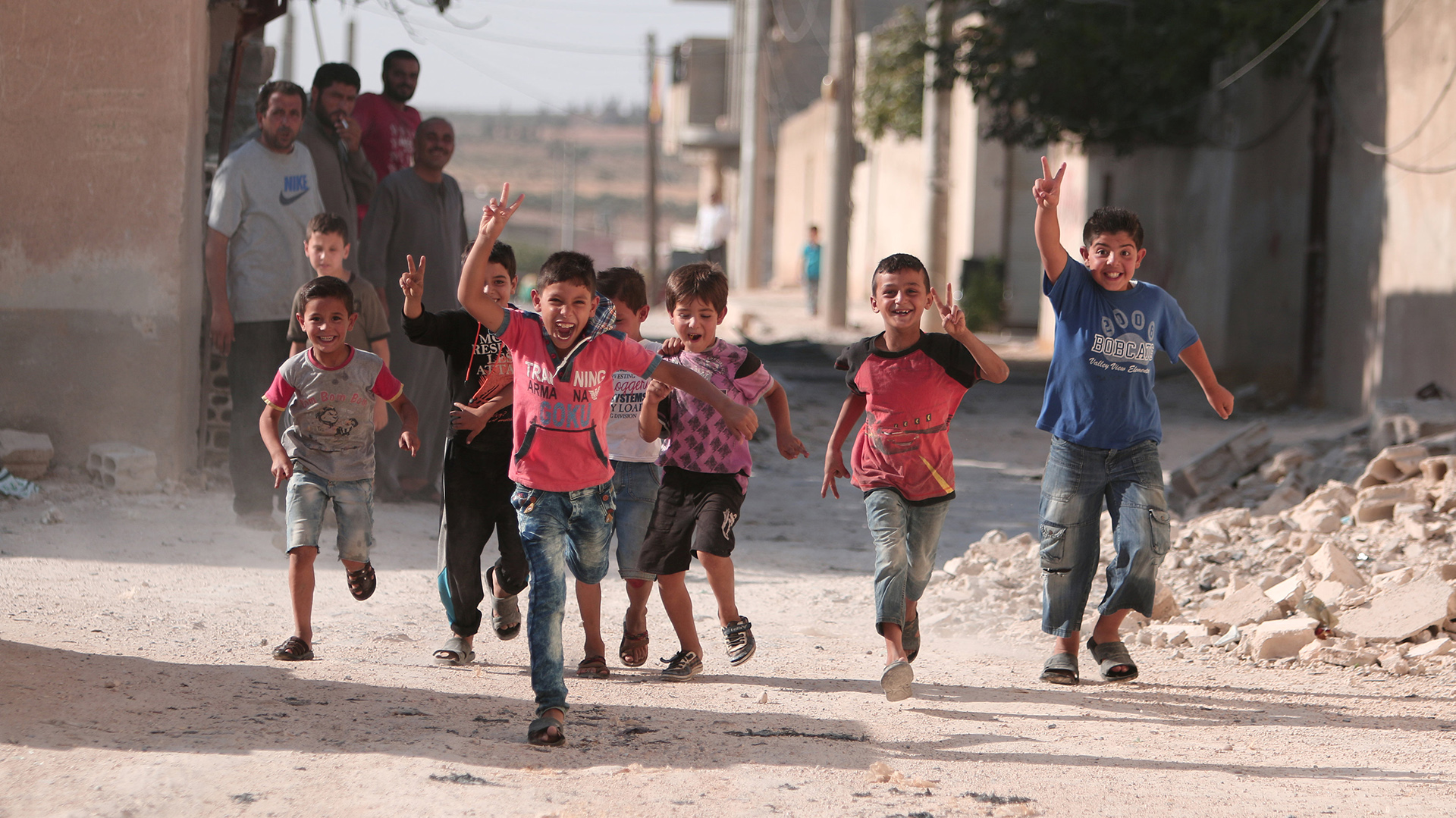 Los niños celebran la retirada de ISIS en Manbij, Siria. REUTERS/Rodi Said