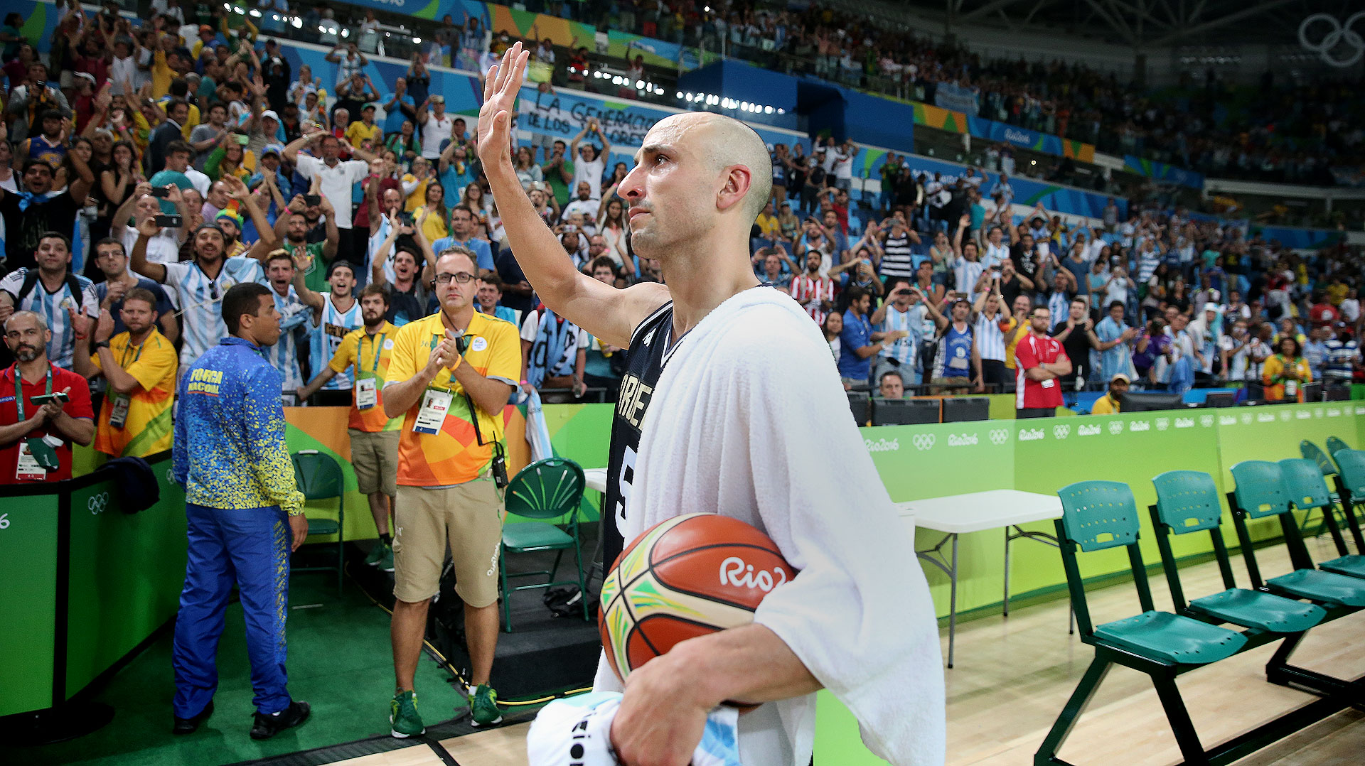 El adiós de Manu Ginobili. El bahiense se llevó el balón con el que jugaron frente a Estados Unidos (Nicolás Stulberg)