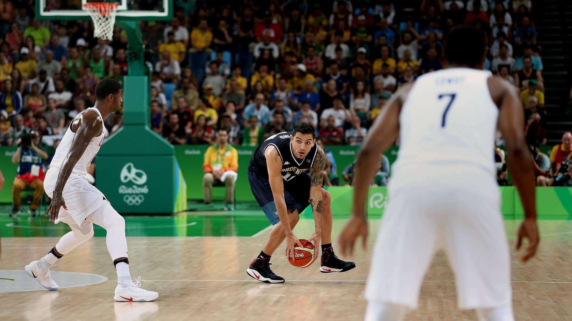 Carlos Delfino en una jugada ante Estados Unidos (Nicolás Stulberg)