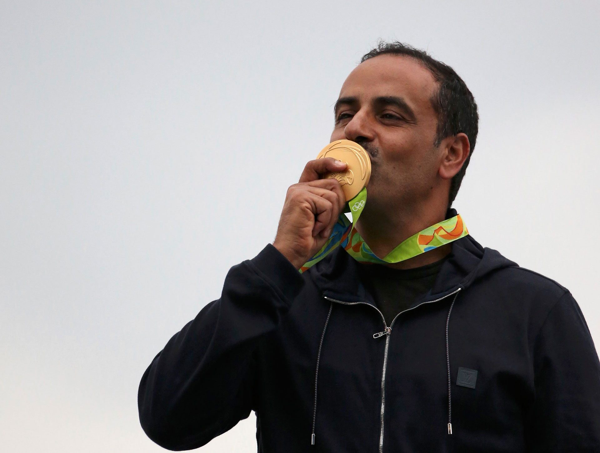 Fehaid Al-Deehani, de Kuwait, se llevó el oro en tiro a los 49 años (Reuters)