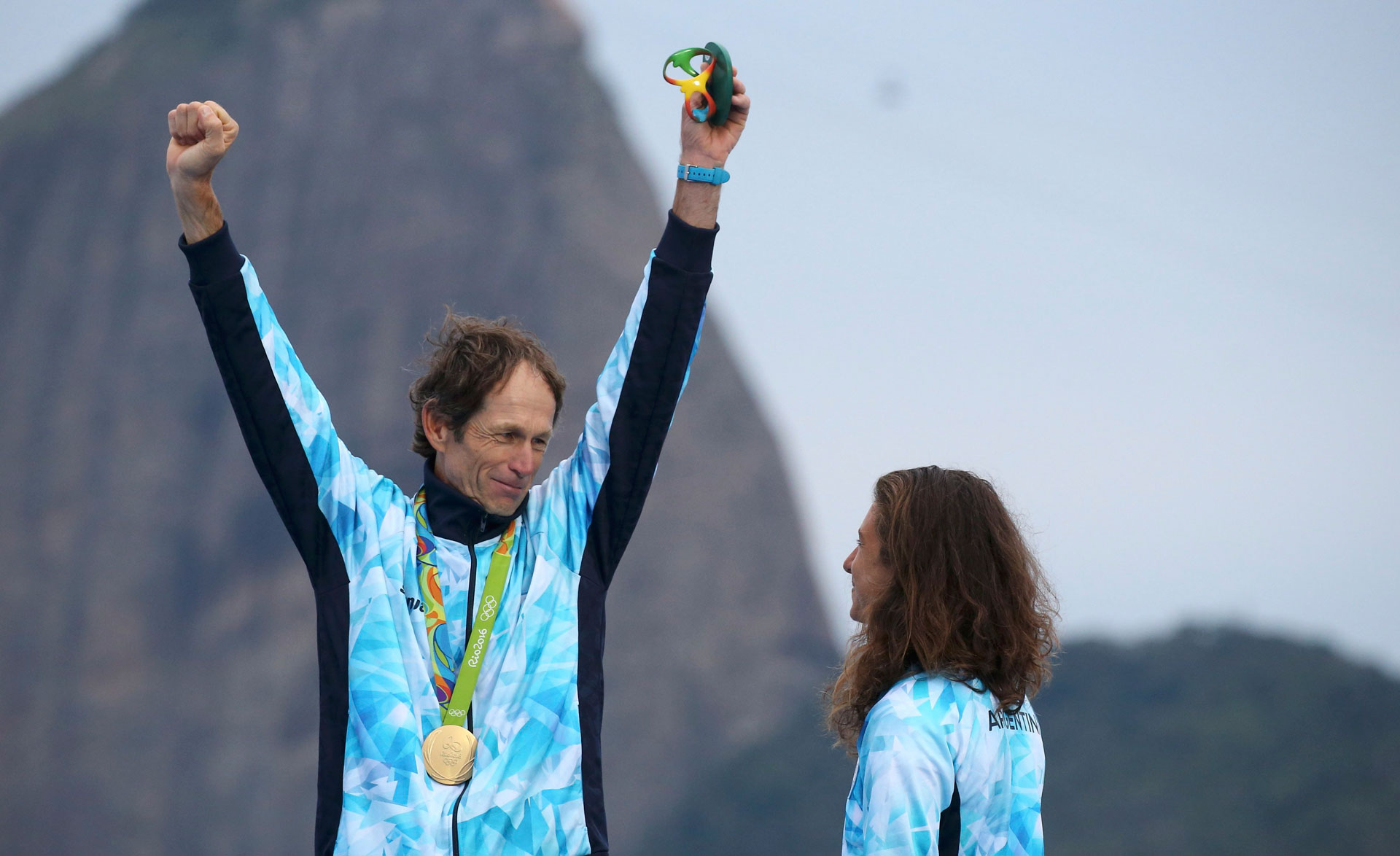 Santiago Lange, de 54 años y tras recuperarse de un cáncer de pulmón, ganó el oro junto a Cecilia Carranza en la categoría nacra 17 de vela para Argentina (Reuters)