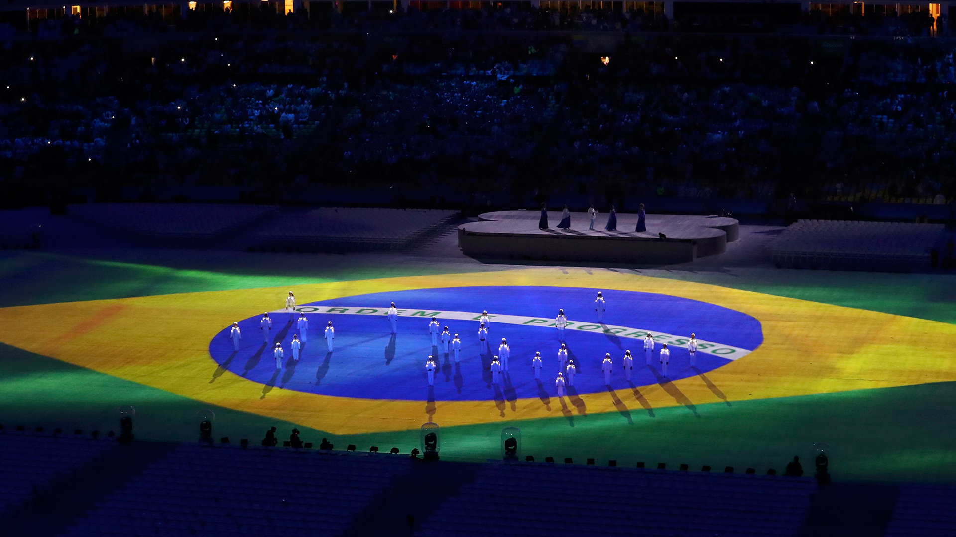 Los bailarines funcionaron como estrellas de la bandera brasileña (Reuters)
