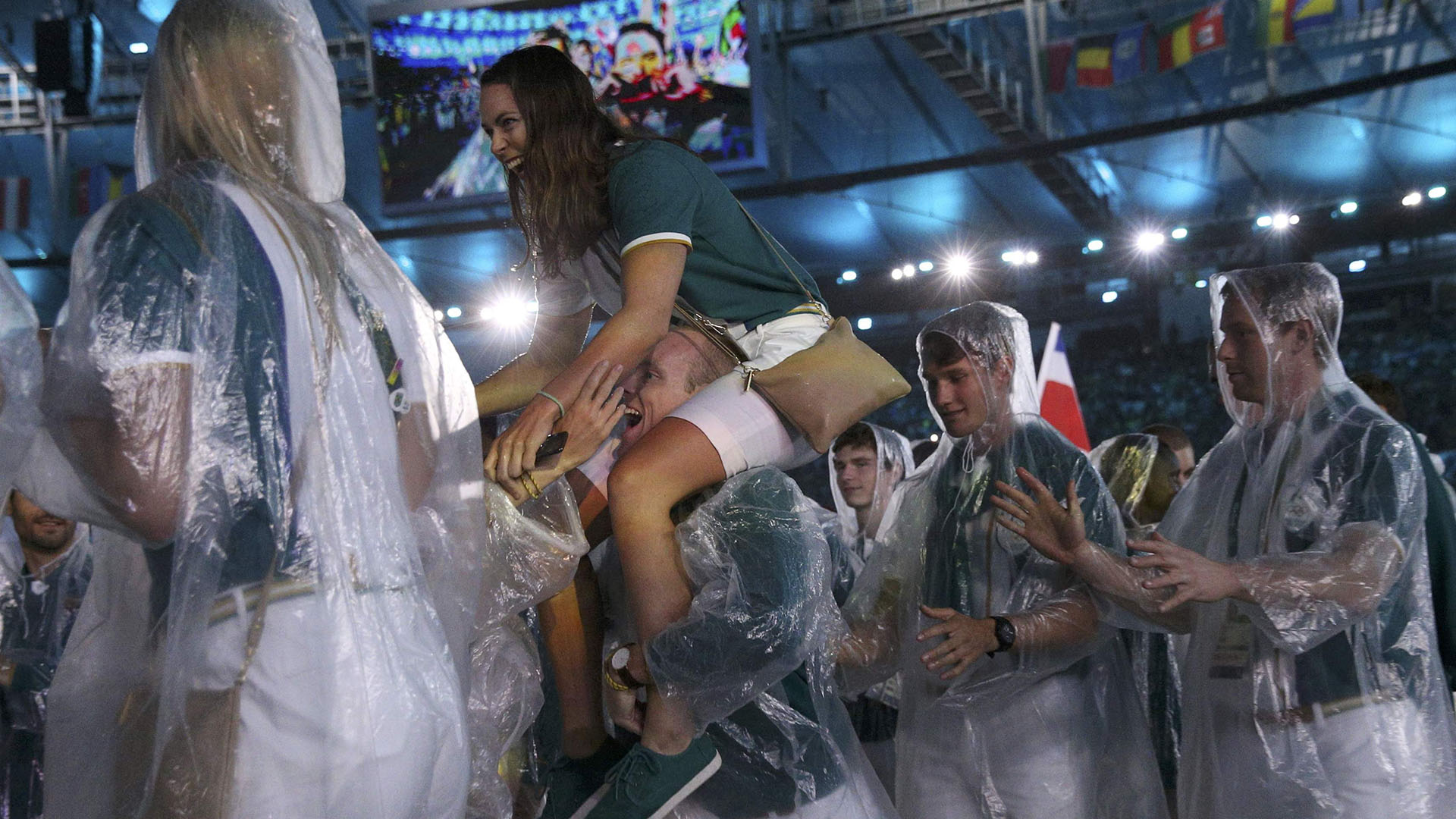La ceremonia se realizó bajo una intensa lluvia (Reuters)