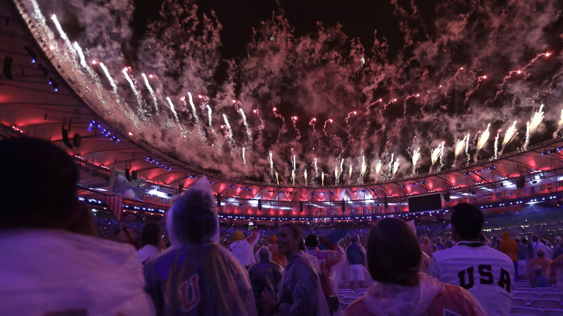 Un show de fuegos de artificio dio color al final de la ceremonia (AP)
