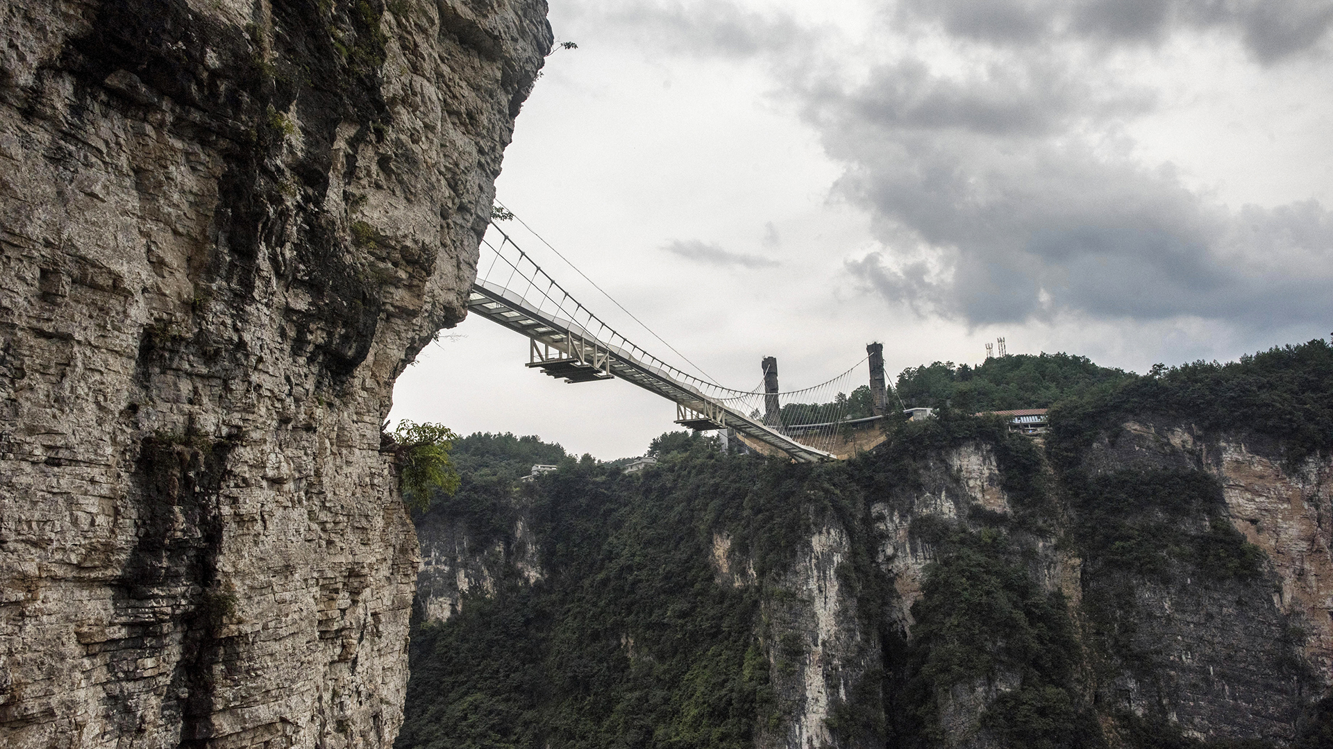Es el puente de vidrio más alto y largo constuido hasta el momento (AFP)