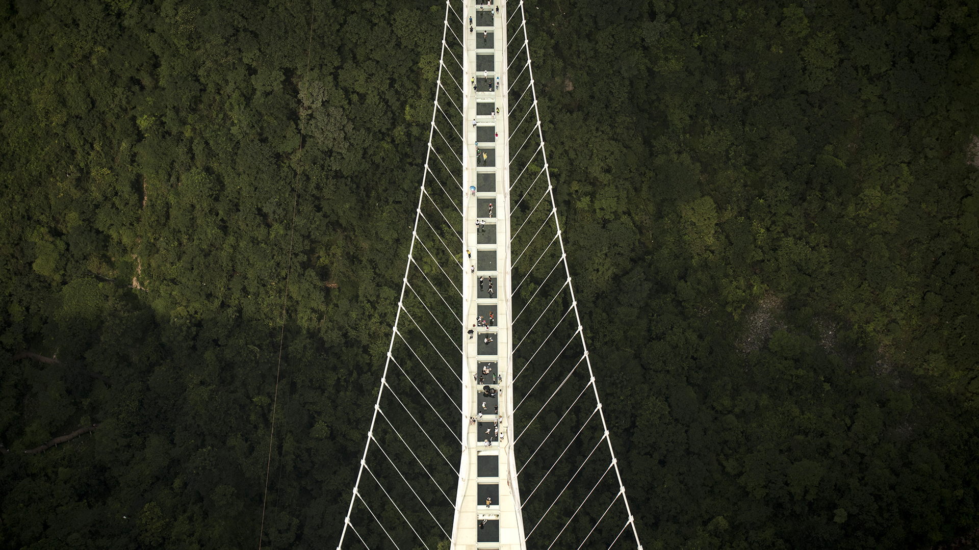 Caminar por el puente transparente puede ser la forma más parecida a “flotar” sobre esas montañas, tal y como se aprecia en la película, una experiencia no apta para personas con vértigo (AFP)