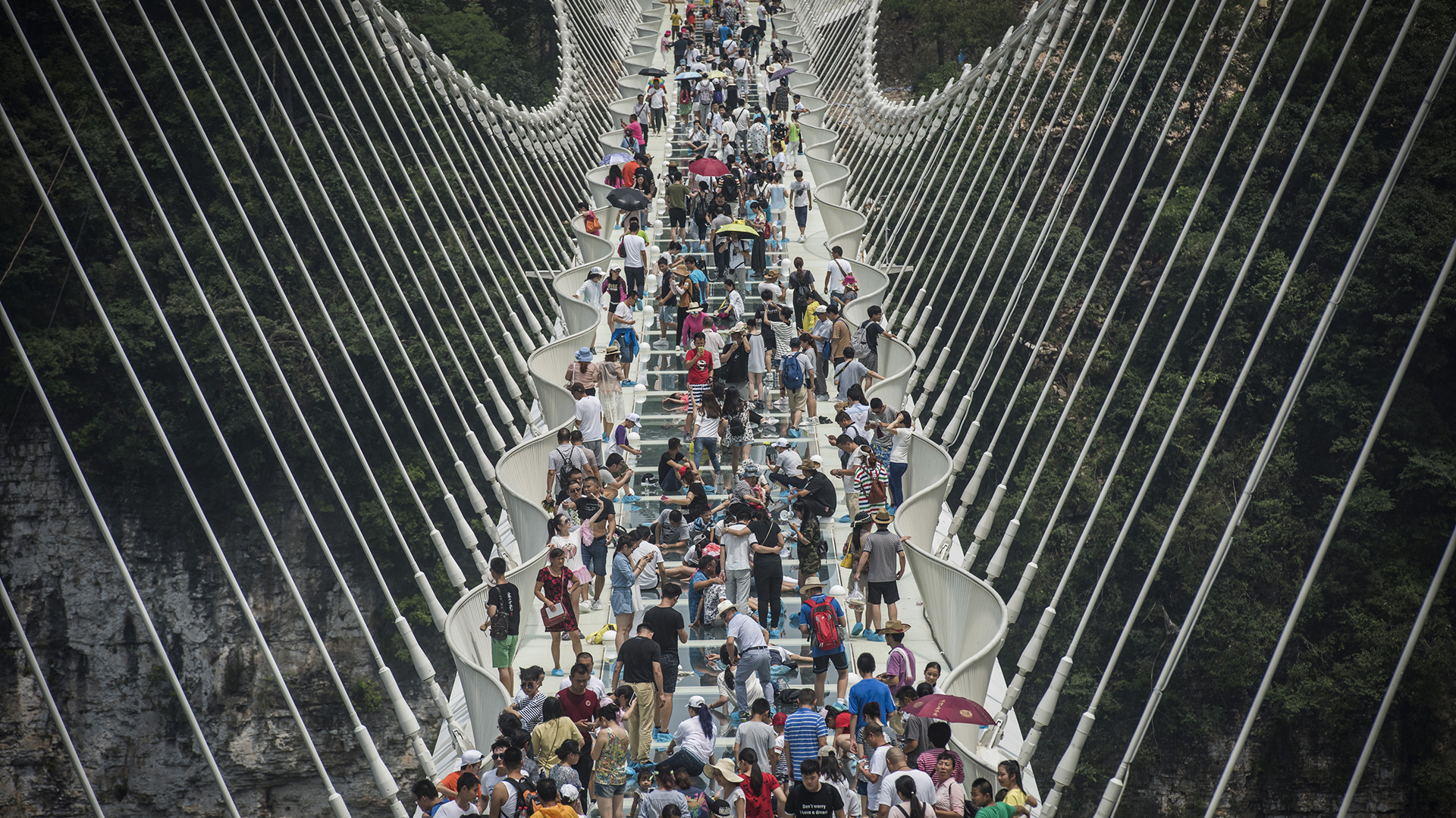 Está en el espectacular parque natural de Zhangjiajie, lugar que inspiró las Montañas Aleluya de la película Avatar (AFP)