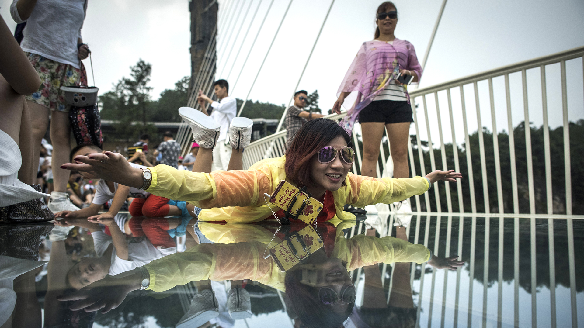 El puente mide 430 metros de largo y está suspendido a 300 metros (AFP)