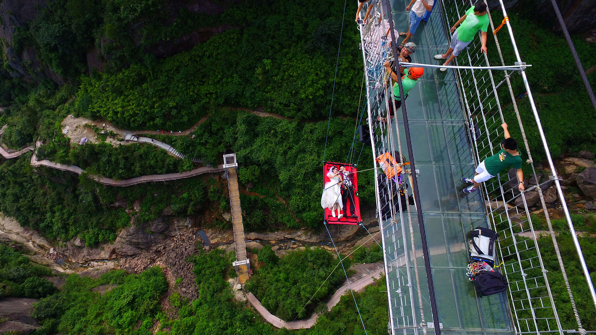Diseñado por el arquitecto israelí Haim Dotan, el puente une dos acantilados de la montaña Tianmen (“Puerta del Cielo”) (Reuters)