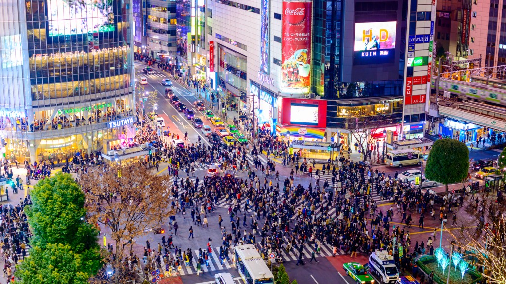 Es impensable hoy en día visitar Tokio y no recorrer el Shibuya Crossing (Shutterstock)