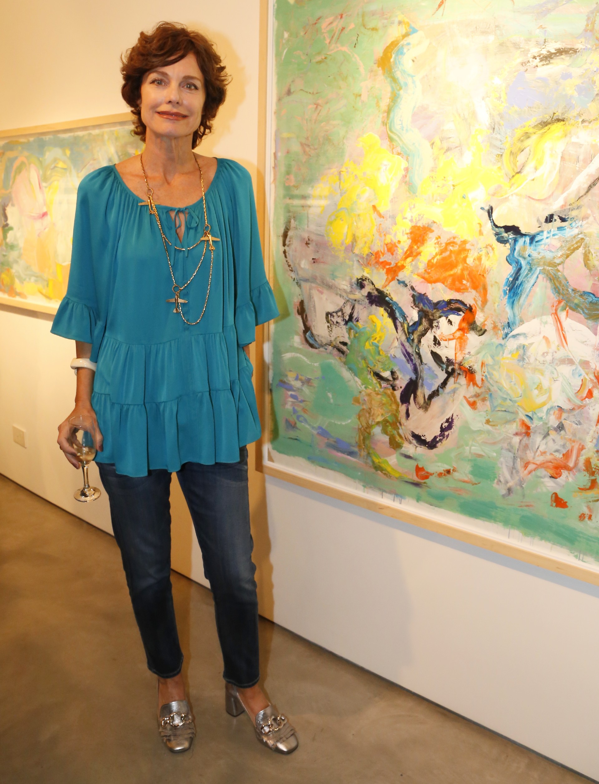 Flavia Martini en la presentación de sus pinturas más recientes en Otto Galería. “Esta es mi quinta muestra, pinto abstracto y con mucho color. Me gusta trabajar los fondos con los opuestos: las oposiciones en color y en texturas”, contó a Infobae /// Fotos: Nicolás Aboaf