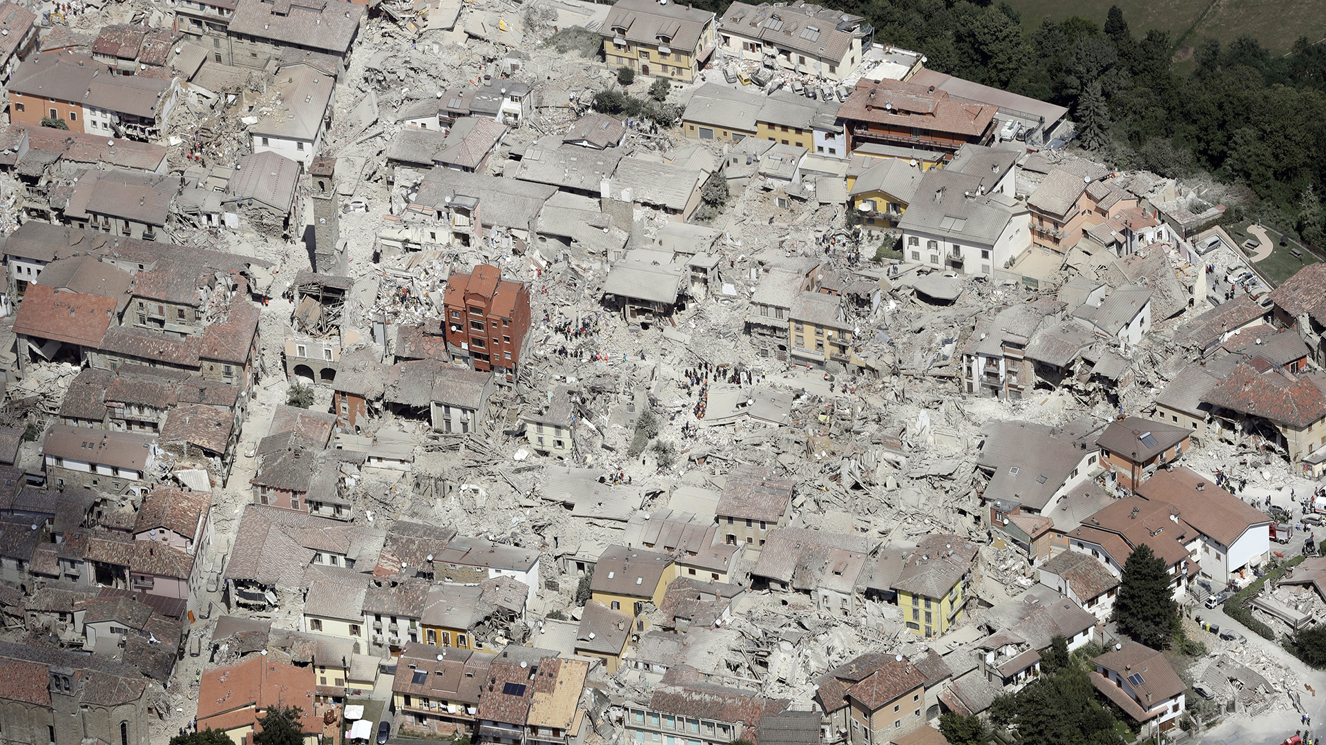 Un fuerte sismo golpeó la madrugada del miércoles el centro de Italia y despertó a la población poco después de las 03:30 locales (01:30 GMT) (AP)