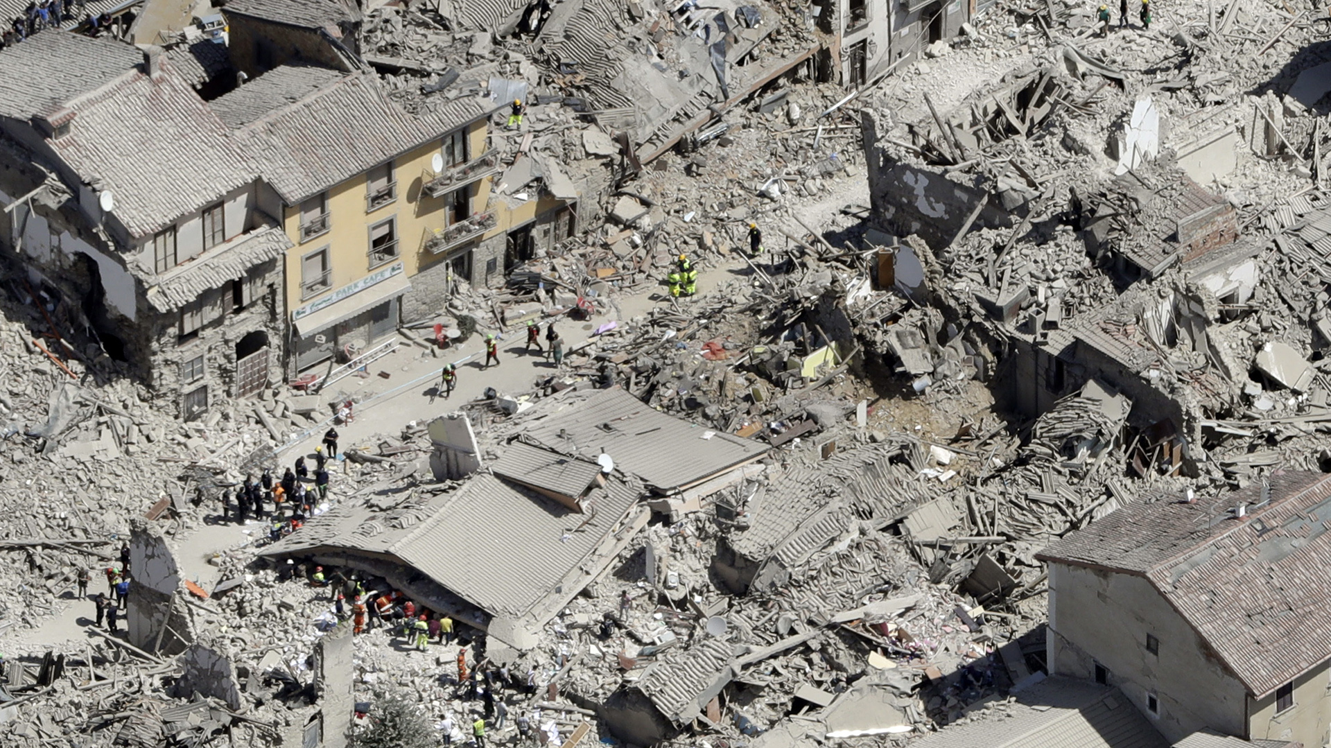 Los bomberos encontraron daños también en Gualdo y Mogliano, cerca de la ciudad de Macerata (AP)