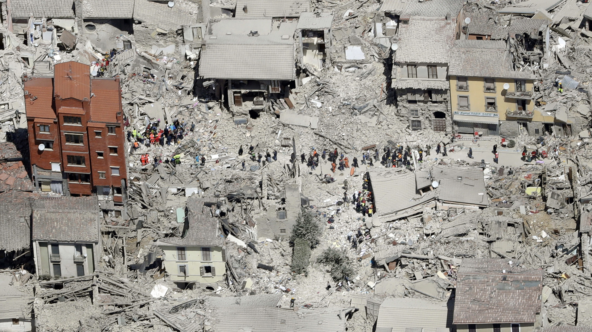 Amatrice -un pueblo de poco más de 2.500 habitantes en la región de Lacio- parece ser el lugar más afectado. Su alcalde, en declaraciones a la RAI, dijo que “mitad del pueblo no existe más” y pidió a las autoridades el envío de socorro (AP)