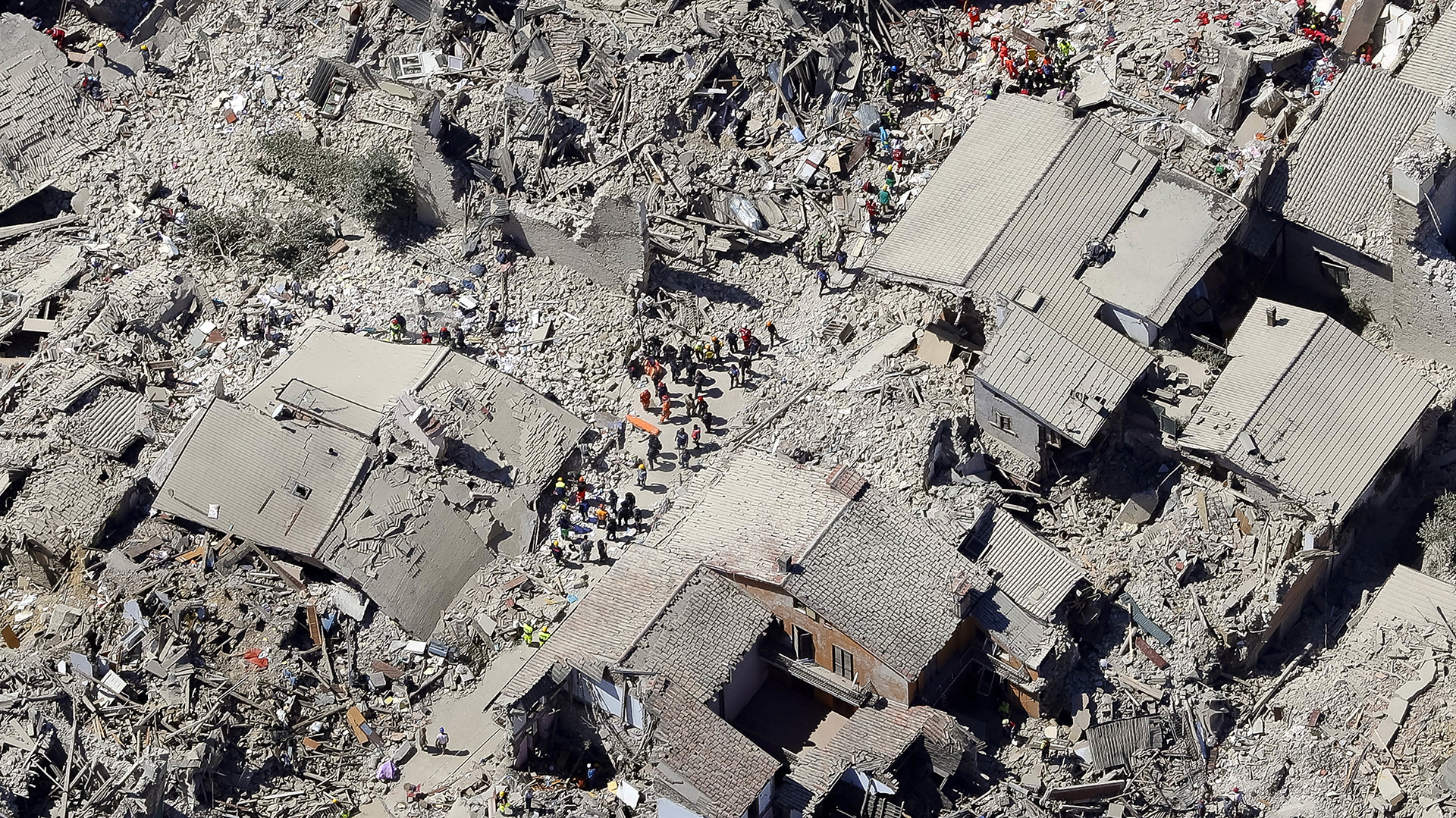 En 2009, un sismo de 6,3 grados sentido también en mitad de la noche en el centro del país provocó más de 300 muertos en la región de L’Aquila (AP)