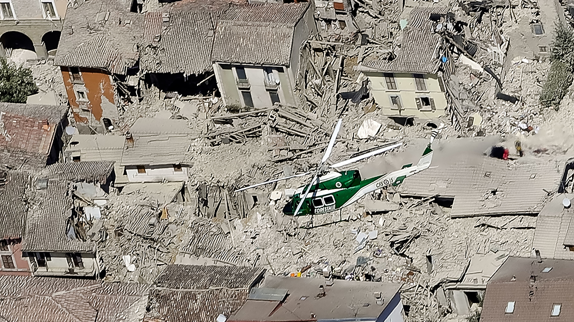 Según la Cruz Roja local, hay un puente derrumbado que hace más lentos los primeros auxilios y una importante fuga de gas. El casco antiguo está siendo evacuado (AP)