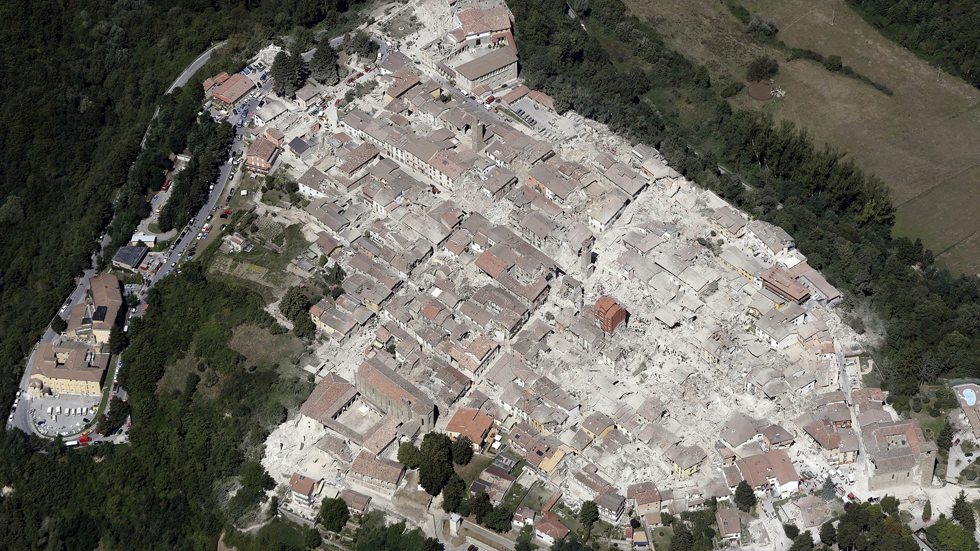 Renzi anunció que acudirá este miércoles a la zona afectada y agradeció a todos los italianos que están colaborando en las tareas de rescate (AP)