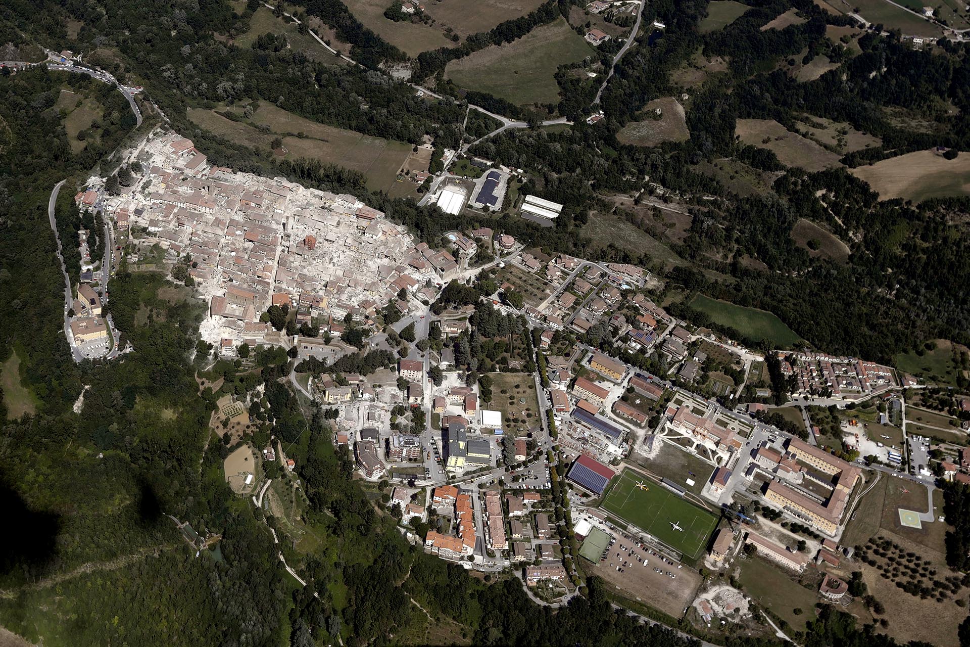 Los vecinos de Amatrice señalaron a medios locales que el pueblo “ya ni existe” y que “el 70 por ciento de las casas se derrumbaron” (AP)