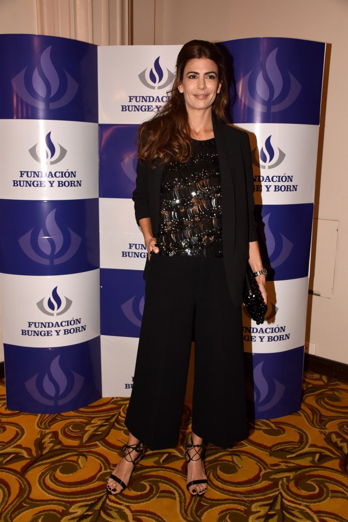 La primera dama Juliana Awada impecable y distinguida. Lució un pantalón tobillero y blazer negro de su firma familiar, un top con apliques de la diseñadora Jazmin Chebar. Fiel a su estilo, cabello semi recogido con ondas naturales, cluth a tono y sandalias altas