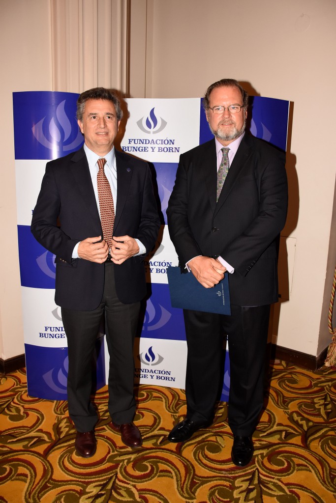 Luis Miguel Etchevehere, presidente de la Sociedad Rural Argentina, y Jorge Born. Desde 2001, ya ascienden a 62 los investigadores distinguidos con el Premio Fundación Bunge y Born. Además, 16 jóvenes científicos recibieron el Premio Estímulo