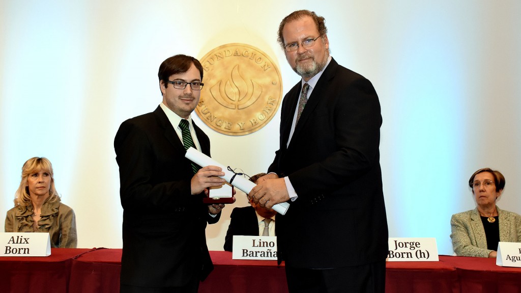 Jorge Born (h) fue el encargado de entregar la medalla de oro y el diploma correspondiente ‘Premio Estímulo a Jóvenes Cientifícos’ al doctor en Ciencias Biológicas en la Universidad de Birmingham, Inglaterra, e investigador adjunto Martín Daniel Ezcurra