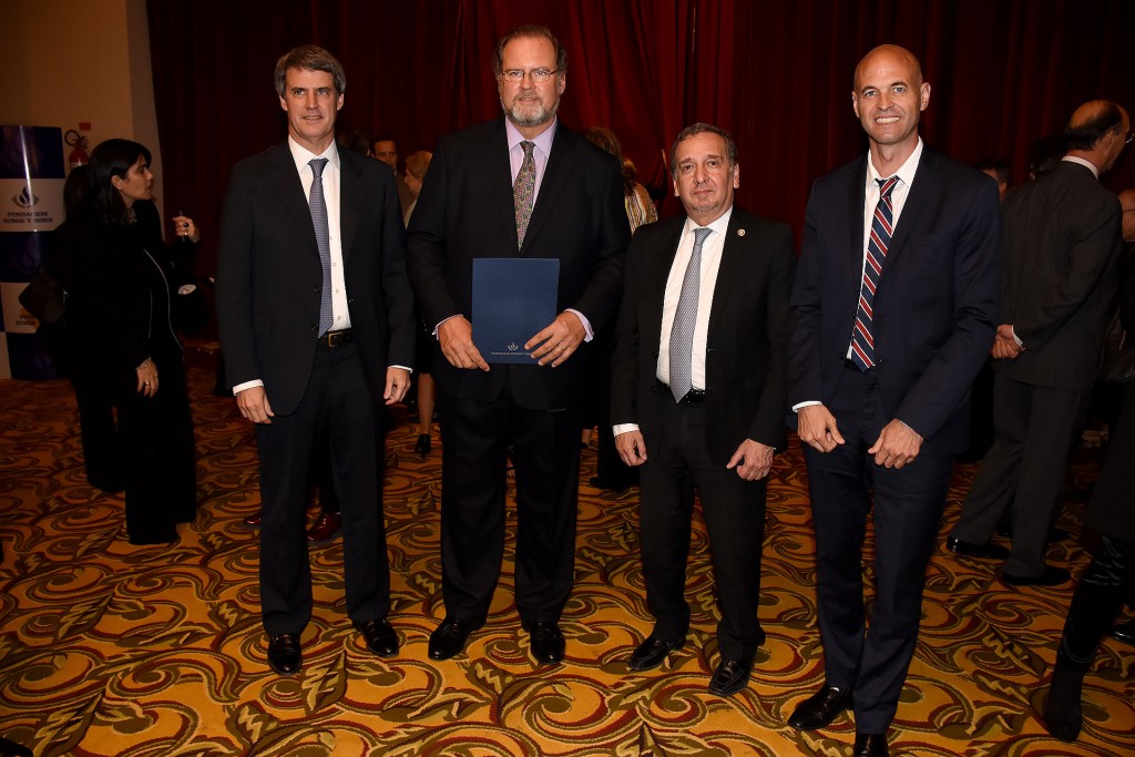 Alfonso Prat Gay, ministro de Hacienda y Finanzas; Lino Barañao, ministro de Ciencia, Tecnología e Innovación Productiva, posan junto a Guillermo Dietrich, ministro de Transporte. Algunos de los destacados miembros del gobierno que estuvieron presentes