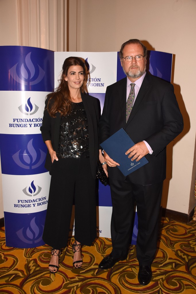 La primera dama Juliana Awada acompañada por Jorge Born (h), actual presidente de la Fundación Burn y Bunge, que tiene como finalidad reconocer y estimular a investigadores por la trascendencia de sus aportes científicos