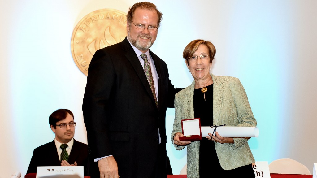 La paleontóloga fue distinguida por la Fundación Bunge y Born por sus años de trayectoria al servicio de la ciencia. Recibió una medalla de oro y diploma correspondiente de la mano del de Jorge Born (h)