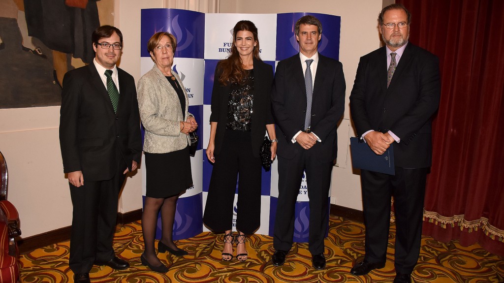 Los profesionales premiados -Martín Ezcurra y Beatriz Aguirre Urreta- junto a Juliana Awada, Alfonso Prat Gay y Jorge Born (h). Es la primera vez que la fundación entregó un galardón en la disciplina de paleontología