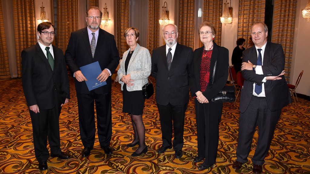 Martin Ezcurra, Jorge Born (h), Beatriz Aguirre Urreta, Víctor Ramos, su mujer, y Carlos Cingolani, presidente y vicepresidente del jurado, respectivamente