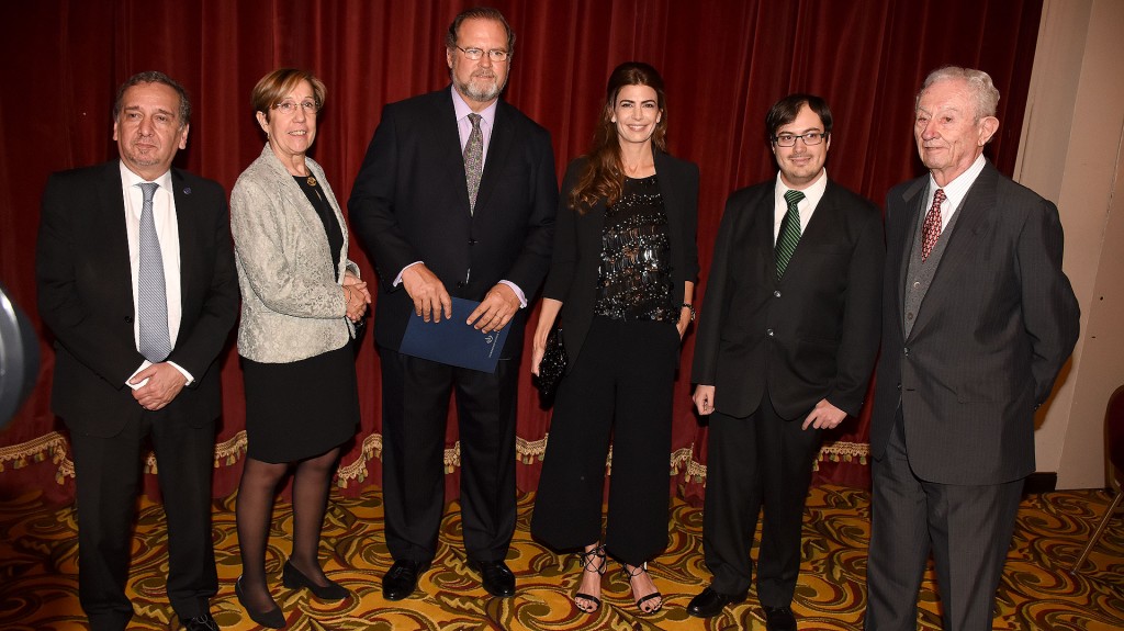 Lino Barañao, ministro de Ciencia, Tecnología e Innovación Productiva; la premiada Beatriz Aguirre-Urreta; Jorge Born (h) presidente de la fundación; la primera dama Juliana Awada, Martín Ezcurra el otro distinguido de la ceremonia y Jorge Born padre, minutos previos a la ceremonia de premiación en la disciplina de paleontología