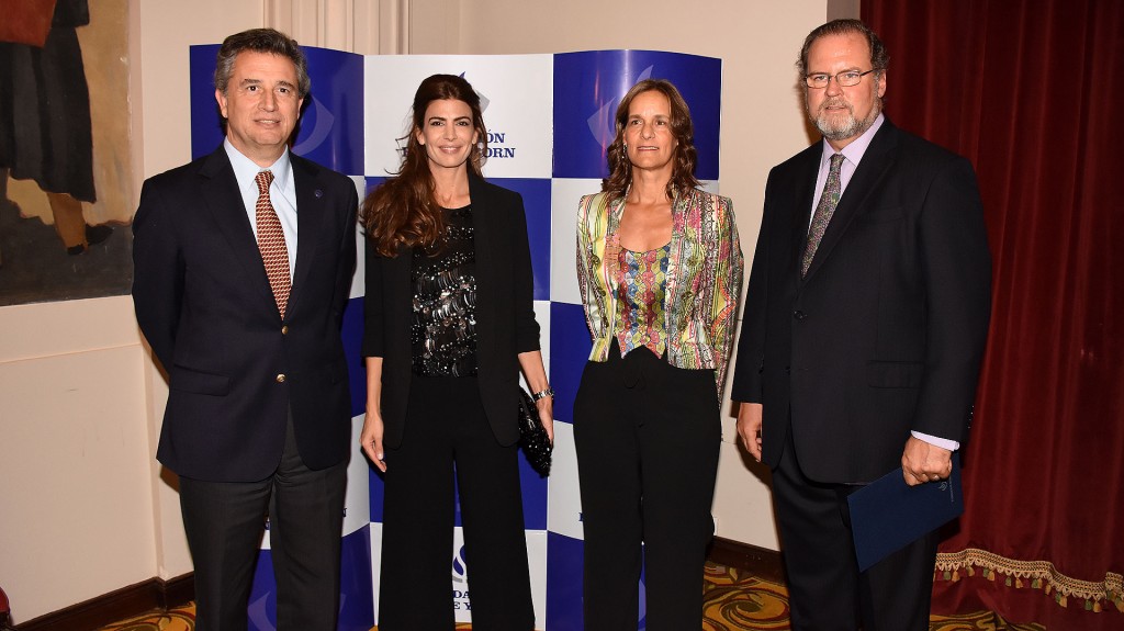 Luis Miguel Etchevehere presidente de la Sociedad Rural Argentina junto a Juliana Awada, la señora de Born y Jorge Born (h) en la salón Plaza