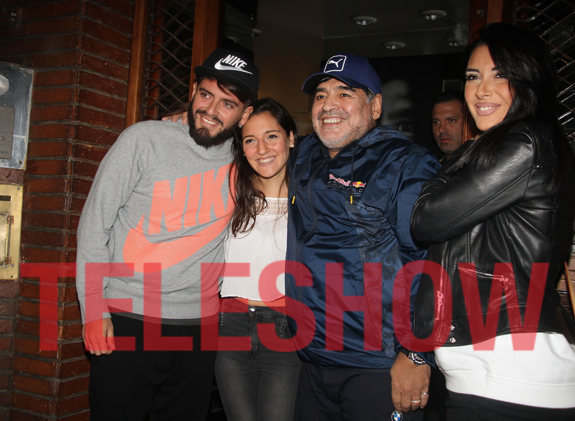 Diego Junior más sonriente que nunca junto a Jana, su papá y su esposa (Crédito: Verónica Guerman)