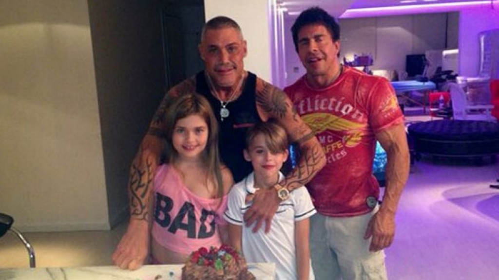 Ricardo con sus hijos Felipe y Martita y Gustavo Martínez