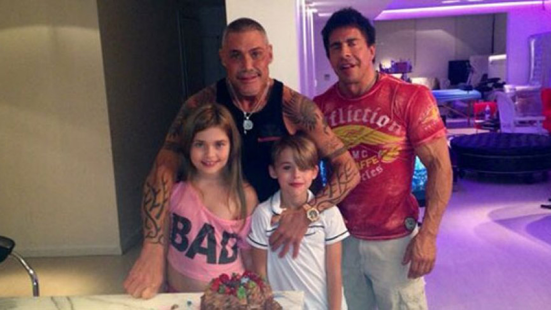 Ricardo con sus hijos, Felipe y Martita, y Gustavo Martínez, su gran amigo, quien también fuera su pareja