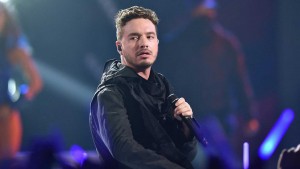 El cantante colombiano J. Balvin sobrevive tras estrellarse su avión
